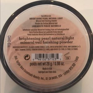 Brightening pearl natural light finishing powder